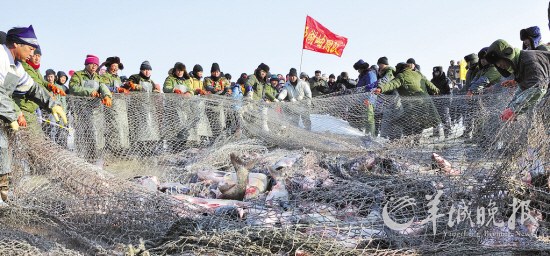 鏡泊湖冬季捕魚節(jié)上的民俗表演 宋桂霞攝