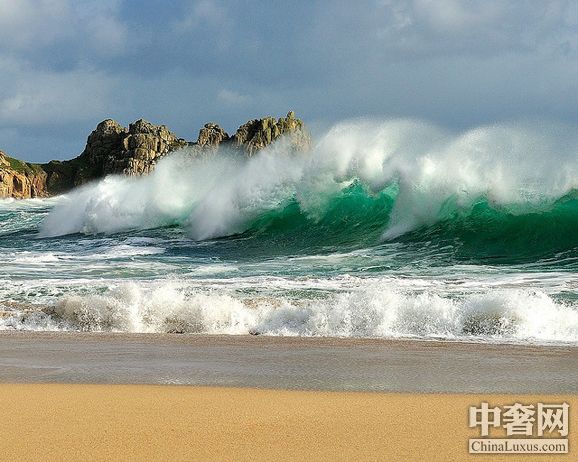 與海浪搏擊 全球十個最美麗的沖浪勝地