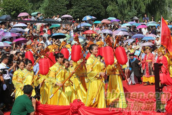 喝喜酒吃喜宴品喜糖 “重渡溝”浪漫婚禮喜事多