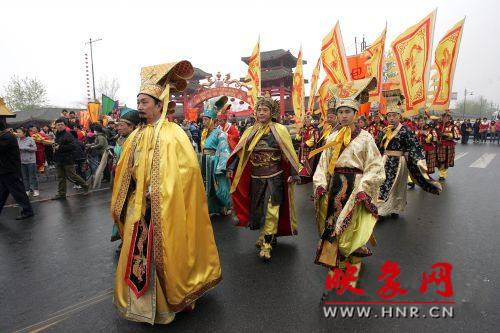 　　3月30日上午,開(kāi)封市舉行2013中國(guó)(開(kāi)封)清明文化節(jié)踏春巡游活動(dòng)。　 　　