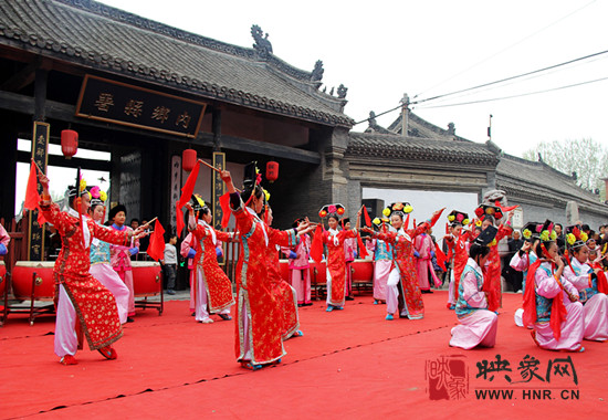 游客參觀清明小長假新推出的本土特色節(jié)目《鼓樂迎賓》。