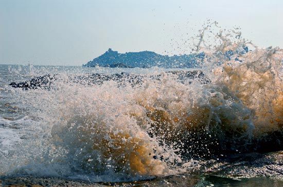 　　浪擊浪琴灣