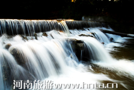 美酒晚會比賽一個都不少 四月到金頂山景區(qū)樂翻天