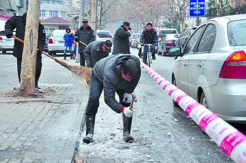 洗車行亂排污水 路面現(xiàn)40多米長冰帶