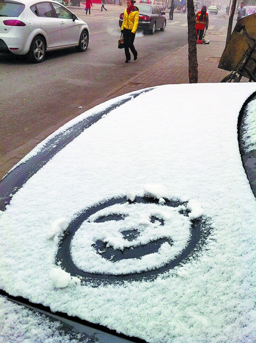 一月十五日上午，有汽車披著一身的雪裝，從經(jīng)開區(qū)回到市區(qū)。