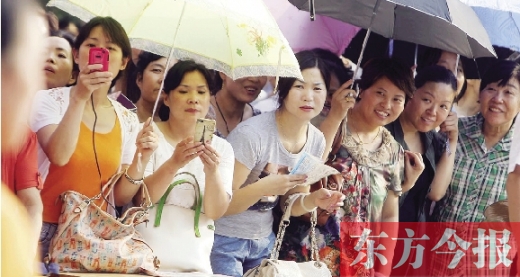 7月6日，鄭州市文化路省實驗中學(xué)小升初測評點，家長們聚集在一起，焦急地等待自己的孩子走出考場 劉棟杰