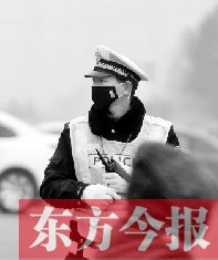 鄭州交警因霧霾太重戴口罩執(zhí)勤