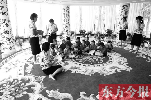 鄭州一幼兒園里的孩子在老師的帶領(lǐng)下讀《論語》。