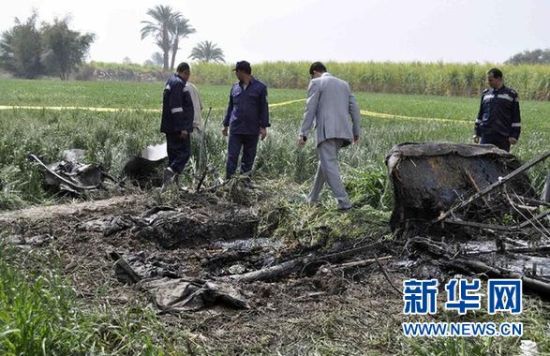 2月26日，在埃及旅游城市盧克索附近，警察和救援人員在發(fā)生熱氣球爆炸事故的現(xiàn)場查看熱氣球殘骸。