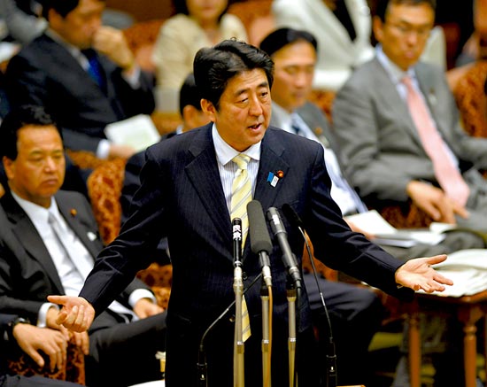 23日，安倍在參議院預(yù)算委員會發(fā)表講話。