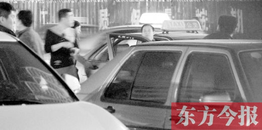 記者夜探鄭州汽車南站 出租車隨意漲價靠打架搶地盤