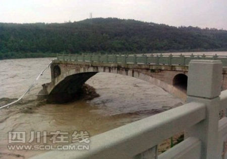 江油垮塌大橋名為盤江大橋 目擊者稱10輛車墜河