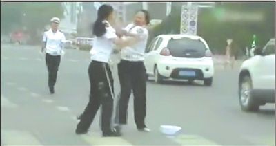 兩名“女交警”馬路中央廝打。圖/東方IC