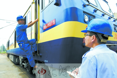 　　首發(fā)車頭以內(nèi)燃機(jī)作牽引，途中車頭、車身都會(huì)換