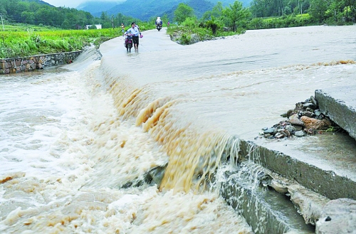 短時(shí)強(qiáng)降雨攜帶泥土、沙石、樹木等造成災(zāi)害