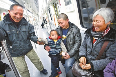 乘客中有80歲的老人，也有幾歲大的小孩，他們眼神共同傳遞著：新鮮和好奇。記者王錚攝