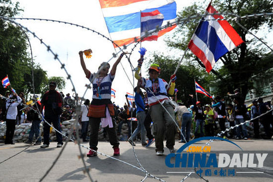 泰國(guó)總理英拉離開曼谷數(shù)日 槍聲爆炸聲擾亂抗議活動(dòng)