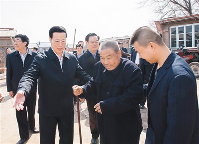 3月26日，張高麗在吉林省農(nóng)安縣農(nóng)安鎮(zhèn)小橋子村看望貧困戶王井山一家。