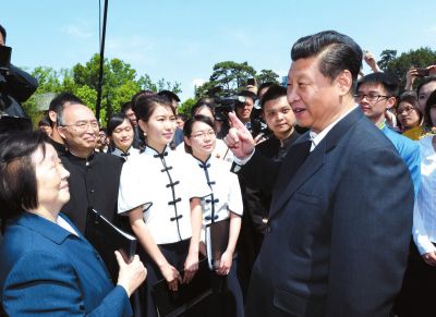 習近平在校園觀看北大師生紀念五四運動95周年青春詩會時同朗誦者親切交談。新華社發(fā)