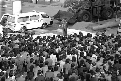 　17日，一名朝鮮高官在事故現(xiàn)場(chǎng)向市民致歉。