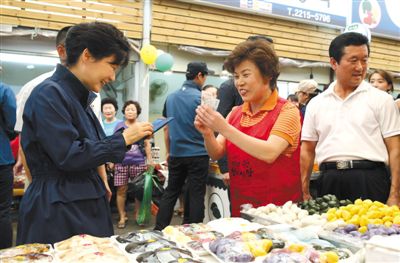 5日，韓國首爾，韓國總統(tǒng)樸槿惠在中秋前視察市場，購買過節(jié)食品。