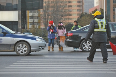 過斑馬線，行人左顧右盼，汽車寸土必爭。