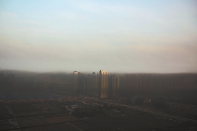 鄭州遇“平流霧”，上空晴朗，城市被黑霧籠罩