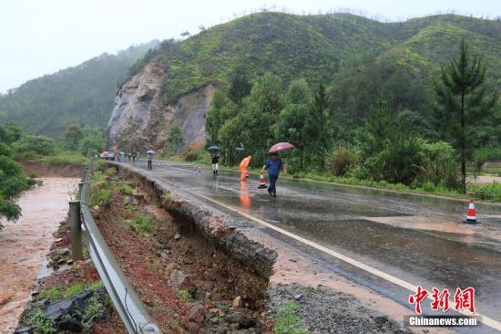 圖為5月19日，江西贛州石城縣珠坑鄉(xiāng)塘臺村通往福建寧化縣的公路出現(xiàn)塌方。陳小強 攝