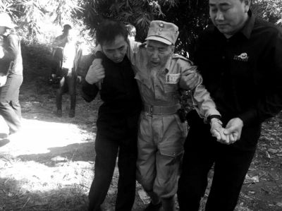 89歲老兵繆焜得知不能接到遺骸后嚎啕大哭。組織方供圖