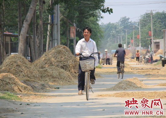 圖為王格現(xiàn)騎著自行車去學(xué)校。