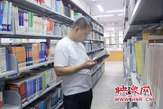 劉鵬林在圖書館借閱圖書