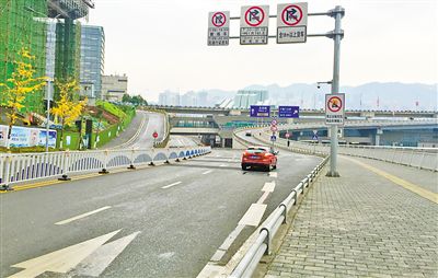 12月18日，本報記者駕車經(jīng)過江北嘴千廝門大橋匝道附近道路和財信廣場旁支路體驗時，收音機里能聽到神秘的路況提示音。本報記者