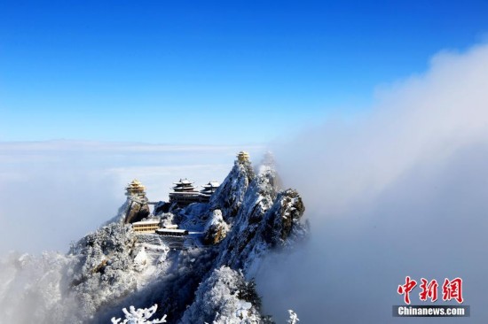 老君山現(xiàn)雪后云海奇觀 瓊樓玉宇美不勝收（圖）