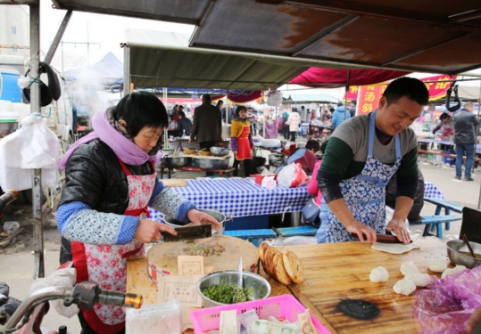 老師辭職賣肉夾饃 月收入近萬元比當(dāng)民辦教師高出2倍