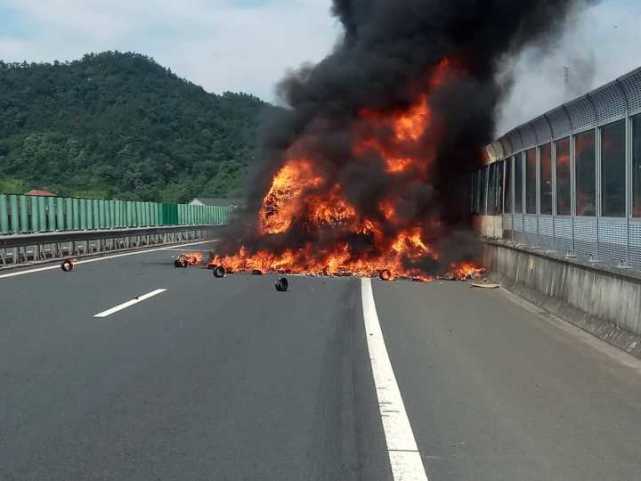 一車貨燒光 司機才知道車?yán)镉?00個滅火器