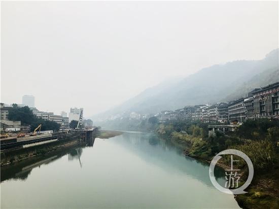 △赤水河兩岸的茅臺(tái)鎮(zhèn)有著超過(guò)2000家白酒經(jīng)營(yíng)戶。