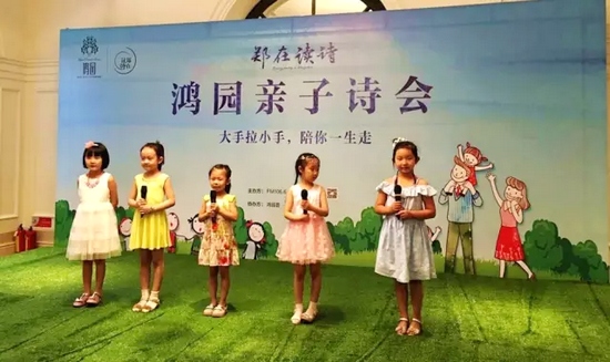 開(kāi)場(chǎng)表演是武警河南省總隊(duì)幼兒園的五位小朋友為大家?guī)?lái)的《我想》