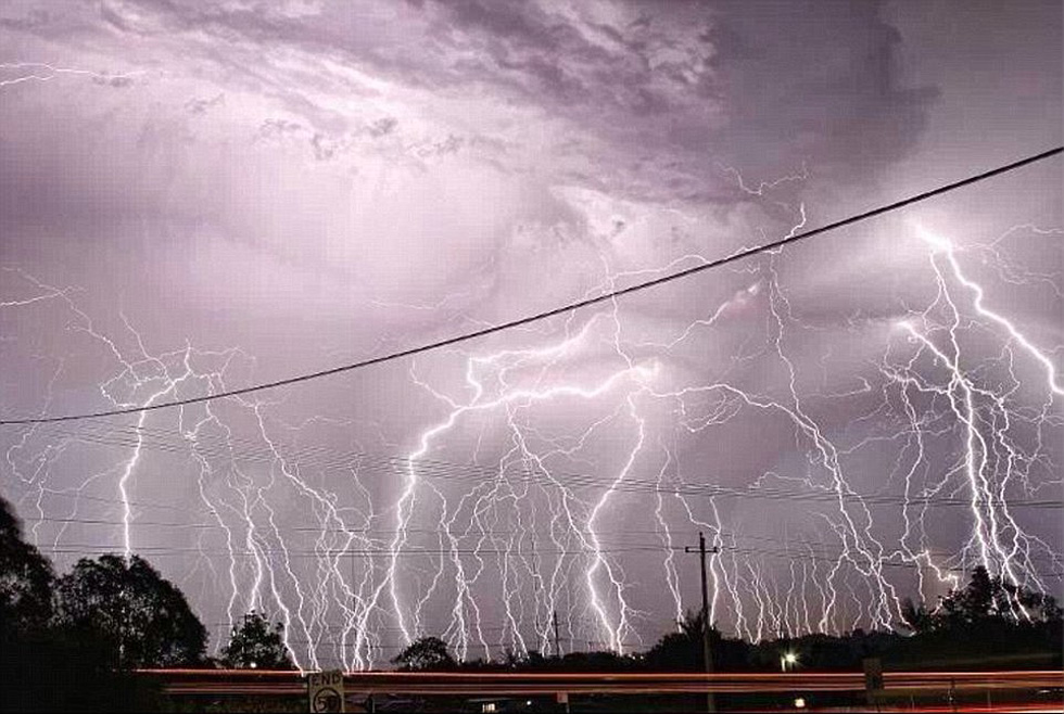 超10萬次雷電襲擊布里斯班 電光沖天場面震撼