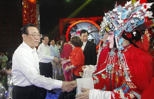 頒獎晚會結束后，王剛（左一）、郭庚茂（左二）、謝伏瞻（左三）上臺和演職人員握手