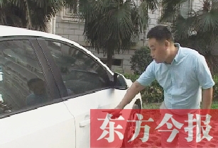 王先生車門被跺凹一塊