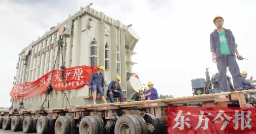 天降大雨，加大了行走的難度，工人們用支桿頂起沿途的電纜