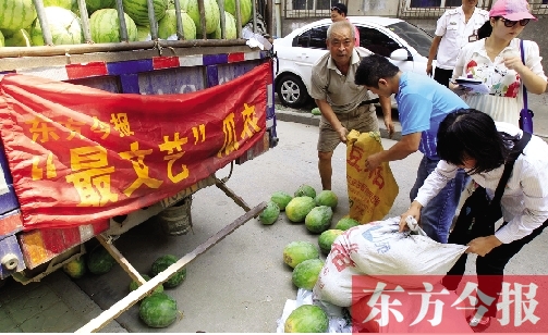 昨日，得知“最文藝瓜農(nóng)”祁老漢（左一）被困，市民紛紛購愛心瓜