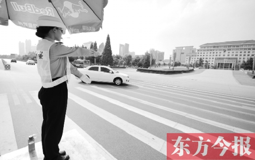 昨日，駐馬店市開(kāi)源大道，女交警冒高溫指揮交通