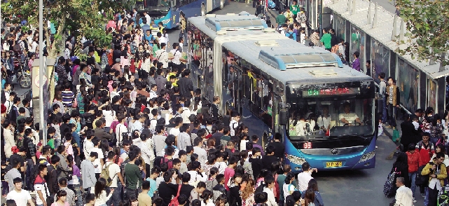 鄭州火車(chē)站，等候公交車(chē)的人們 東方今報(bào)記者 劉棟杰圖