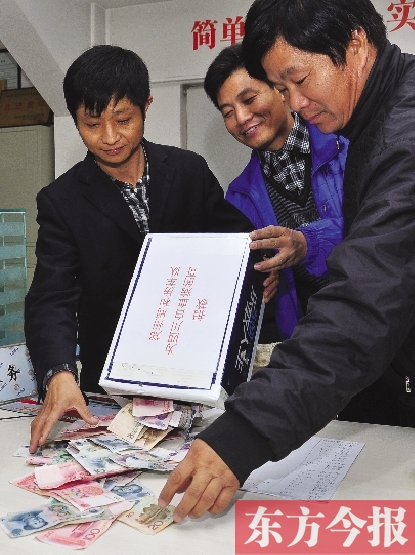 11月2日，鄭州眾多出租車司機為成都身患重病的的哥鄺德生募捐