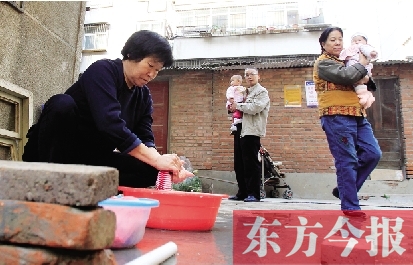 停水期間，一個(gè)水龍頭，12戶居民交替使用