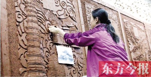 昨天上午，鄭州雕塑壁畫院的藝術(shù)家們正在創(chuàng)作鄭州地鐵文化主題墻的雕塑作品