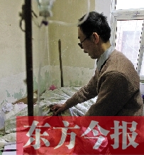 54歲的老楊把自己當做護士，不離不棄照顧著已成“植物人”的母親