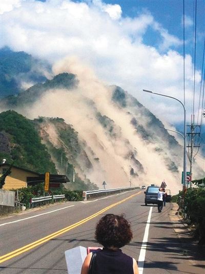 地震造成大面積山崩。網(wǎng)絡(luò)截圖