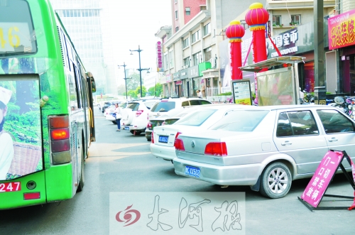 洛陽(yáng)公交車站點(diǎn)成私家停車場(chǎng) 停車辦回應(yīng)稱涉嫌違法